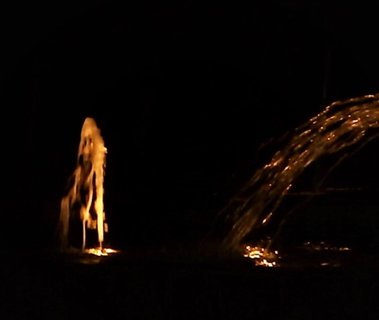 Mujer en la fuente.